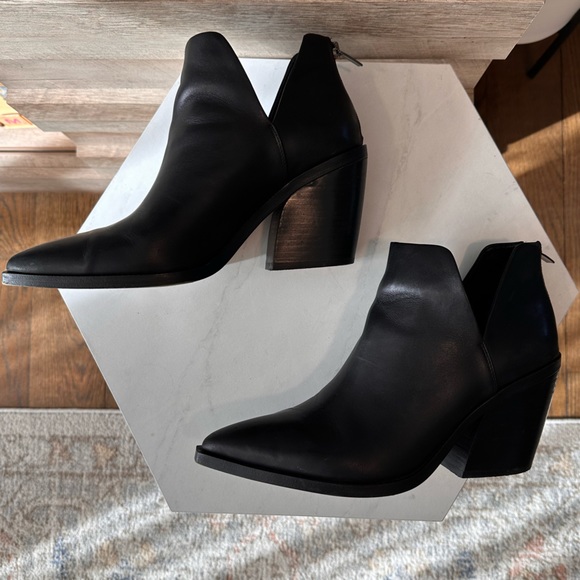 VINCE CAMUTO | Gigietta Bootie - Picture 7 of 9